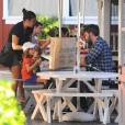 Ben Affleck déjeuner avec ses enfants Violet, Seraphina et Samuel à Brentwood Los Angeles, le 26 septembre 2015