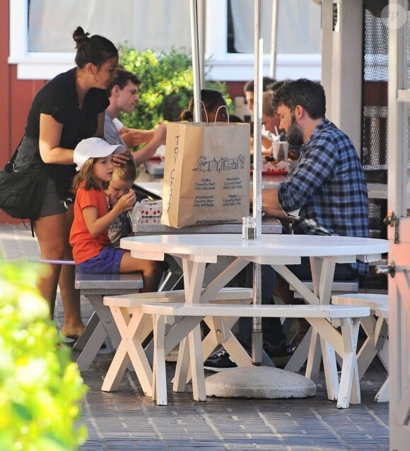 Ben Affleck déjeuner avec ses enfants Violet, Seraphina et Samuel à Brentwood Los Angeles, le 26 septembre 2015