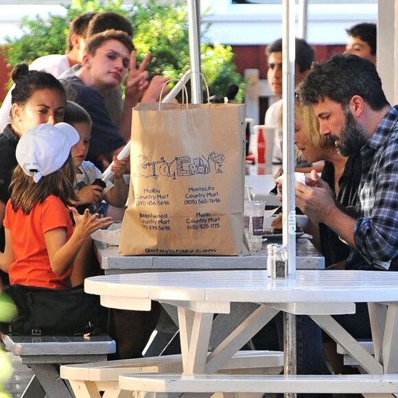 Ben Affleck en compagnie de ses enfants Violet, Seraphina et Samuel déjeunent à Brentwood Los Angeles, le 26 septembre 2015
