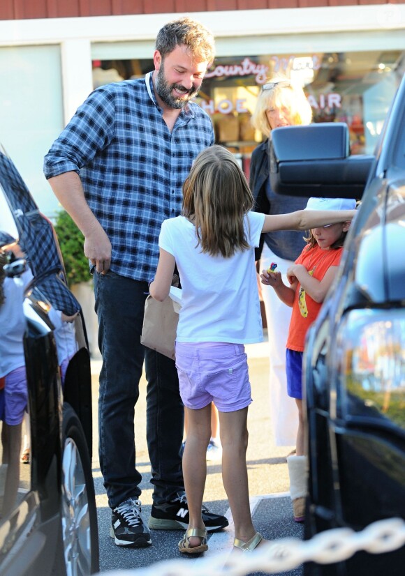 Ben Affleck tout sourire en compagnie de ses enfants Violet, Seraphina et Samuel déjeunent à Brentwood Los Angeles, le 26 septembre 2015