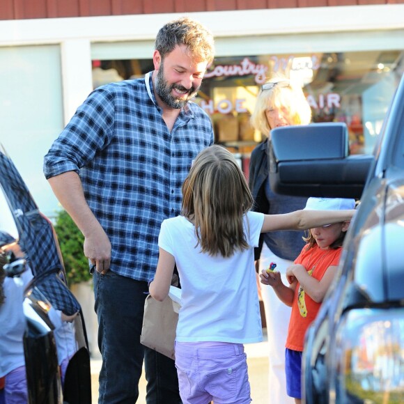 Ben Affleck tout sourire en compagnie de ses enfants Violet, Seraphina et Samuel déjeunent à Brentwood Los Angeles, le 26 septembre 2015