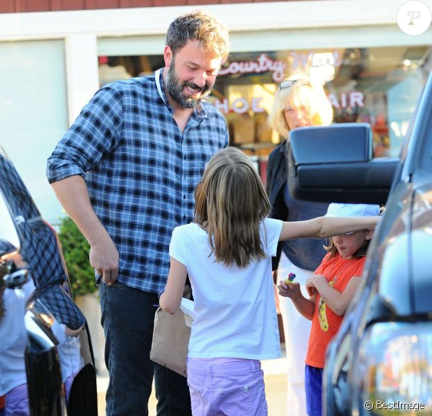 Ben Affleck tout sourire en compagnie de ses enfants Violet, Seraphina et Samuel déjeunent à Brentwood Los Angeles, le 26 septembre 2015
