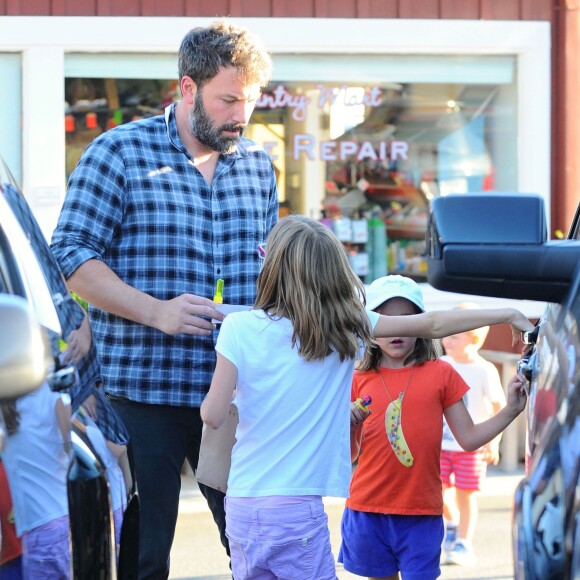 Ben Affleck en compagnie de ses enfants Violet, Seraphina et Samuel déjeunent à Brentwood Los Angeles, le 26 septembre 2015