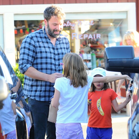 Ben Affleck en compagnie de ses enfants Violet, Seraphina et Samuel déjeunent à Brentwood Los Angeles, le 26 septembre 2015