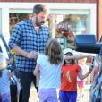 Ben Affleck en compagnie de ses enfants Violet, Seraphina et Samuel déjeunent à Brentwood Los Angeles, le 26 septembre 2015