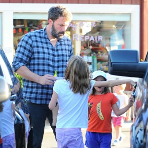 Ben Affleck en compagnie de ses enfants Violet, Seraphina et Samuel déjeunent à Brentwood Los Angeles, le 26 septembre 2015