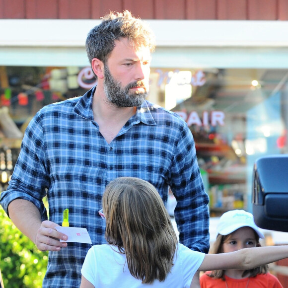 Ben Affleck en compagnie de ses enfants Violet, Seraphina et Samuel déjeunent à Brentwood Los Angeles, le 26 septembre 2015