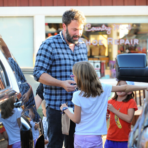 Ben Affleck en compagnie de ses enfants Violet, Seraphina et Samuel déjeunent à Brentwood Los Angeles, le 26 septembre 2015