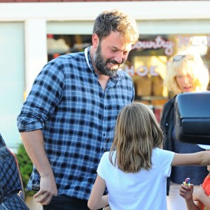 Ben Affleck s'affiche souriant avec ses enfants à Brentwood, Los Angeles, le 26 septembre 2015