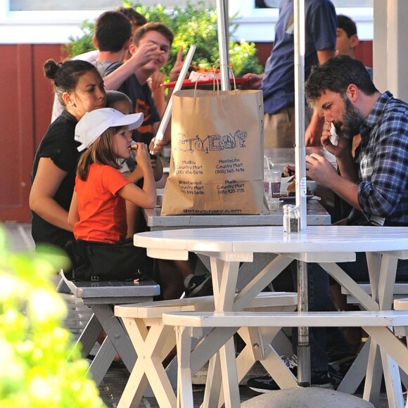 Ben Affleck en compagnie de ses enfants Violet, Seraphina et Samuel déjeunent à Brentwood Los Angeles, le 26 septembre 2015