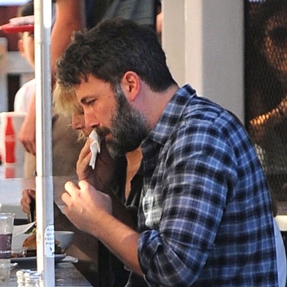 Ben Affleck en compagnie de ses enfants Violet, Seraphina et Samuel déjeunent à Brentwood Los Angeles, le 26 septembre 2015