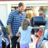 Ben Affleck en compagnie de ses enfants Violet, Seraphina et Samuel déjeunent à Brentwood Los Angeles, le 26 septembre 2015