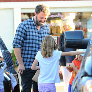 Ben Affleck en compagnie de ses enfants Violet, Seraphina et Samuel déjeunent à Brentwood Los Angeles, le 26 septembre 2015