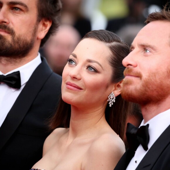 Justin Kurzel, Marion Cotillard et Michael Fassbender - Montée des marches du film "Macbeth" lors du 68e Festival International du Film de Cannes, le 23 mai 2015. 