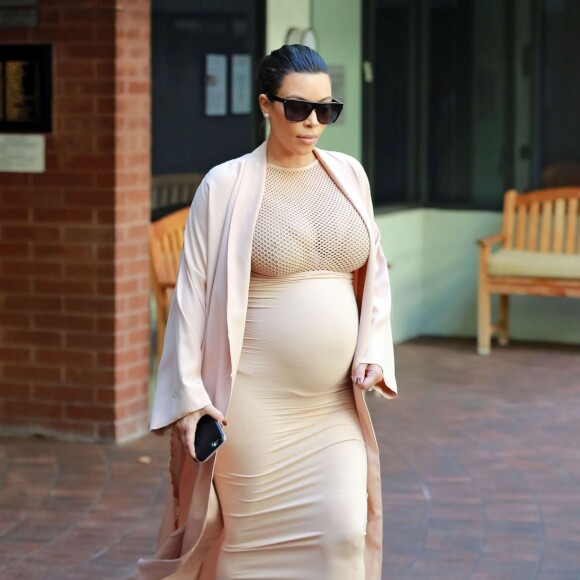 Kim Kardashian, enceinte, quitte un cabinet médical à Beverly Hills, le 27 septembre 2015.