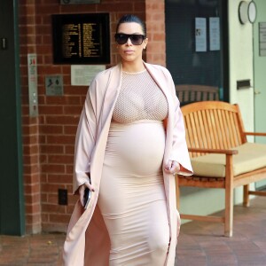 Kim Kardashian, enceinte, quitte un cabinet médical à Beverly Hills, le 27 septembre 2015.