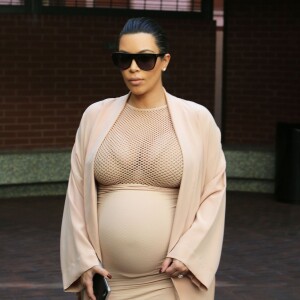 Kim Kardashian, enceinte, quitte un cabinet médical à Beverly Hills, le 27 septembre 2015.