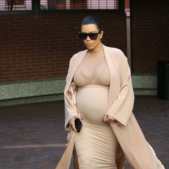 Kim Kardashian, enceinte, quitte un cabinet médical à Beverly Hills, le 27 septembre 2015.