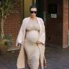 Kim Kardashian, enceinte, quitte un cabinet médical à Beverly Hills, le 27 septembre 2015.