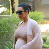 Kim Kardashian, enceinte, quitte un cabinet médical à Beverly Hills, le 27 septembre 2015.