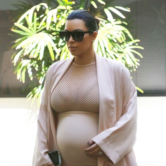 Kim Kardashian, enceinte, quitte un cabinet médical à Beverly Hills, le 27 septembre 2015.