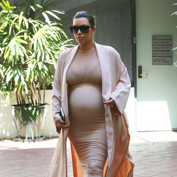 Kim Kardashian, enceinte, quitte un cabinet médical à Beverly Hills, le 27 septembre 2015.