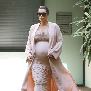 Kim Kardashian, enceinte, quitte un cabinet médical à Beverly Hills, le 27 septembre 2015.