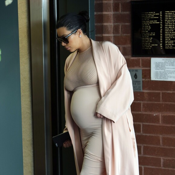 Kim Kardashian, enceinte, quitte un cabinet médical à Beverly Hills, le 27 septembre 2015.