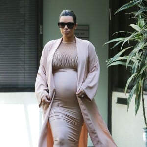 Kim Kardashian, enceinte, quitte un cabinet médical à Beverly Hills, le 27 septembre 2015.