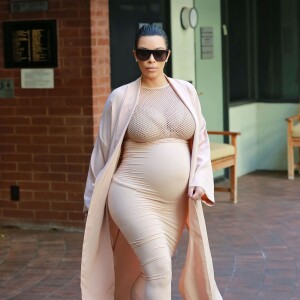 Kim Kardashian, enceinte, quitte un cabinet médical à Beverly Hills, le 27 septembre 2015.