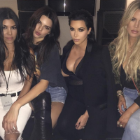 Kim Kardashian, enceinte : Aussi sexy en famille qu'avec son "BFF"