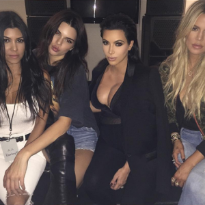 Kourtney, Kendall Jenner, Kim et Khloé Kardashian dans les coulisses de l'Hollywood Bowl à Los Angeles, lors du concert de Kanye West. Photo publiée le 25 septembre 2015.