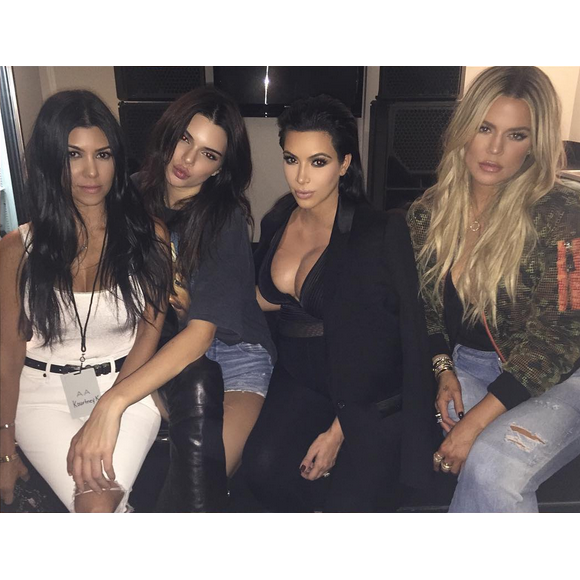 Kourtney, Kendall Jenner, Kim et Khloé Kardashian dans les coulisses de l'Hollywood Bowl à Los Angeles, lors du concert de Kanye West. Photo publiée le 25 septembre 2015.