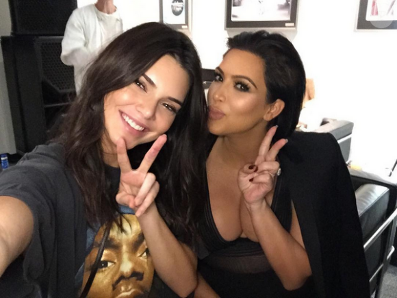 Kendall Jenner et Kim Kardashian dans les coulisses de l'Hollywood Bowl, à Los Angeles. Photo publiée le 25 septembre 2015.