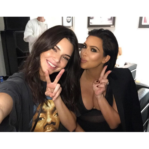 Kendall Jenner et Kim Kardashian dans les coulisses de l'Hollywood Bowl, à Los Angeles. Photo publiée le 25 septembre 2015.