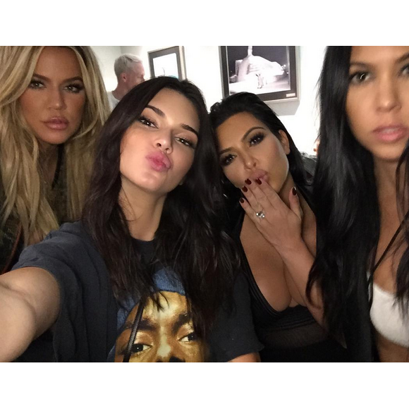 Khloé, Kendall, Kim et Kourtney Kardashian dans les coulisses de l'Hollywood Bowl à Los Angeles, lors du concert de Kanye West. Photo publiée le 25 septembre 2015.