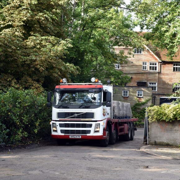 Travaux dans la propriété de George Clooney et de sa femme Amal Alamuddin Clooney à Sonning, le 28 septembre 2015 avec des camions qui arrivent et les voisins qui se plaignent.