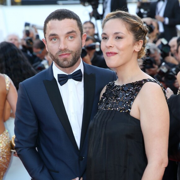 Alysson Paradis enceinte et son compagnon Guillaume Gouix lors du 68e Festival International du Film de Cannes, le 18 mai 2015.