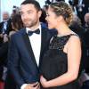 Alysson Paradis enceinte et son compagnon Guillaume Gouix lors du 68e Festival International du Film de Cannes, le 18 mai 2015.