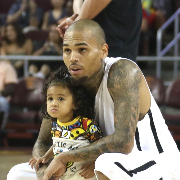 Chris Brown et sa fille Royalty - People au match de basket Power 106 celebrity All-Star à Los Angeles le 20 septembre 2015.