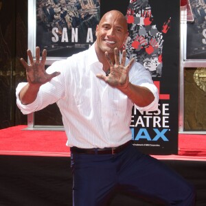 Dwayne Johnson laisse ses empreintes dans le ciment hollywoodien au TCL Chinese Theater à Hollywood, le 19 mai 2015