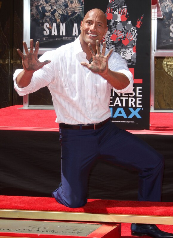 Dwayne Johnson laisse ses empreintes dans le ciment hollywoodien au TCL Chinese Theater à Hollywood, le 19 mai 2015
