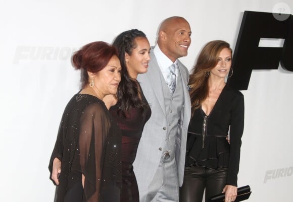 Dwayne Johnson, sa mère Ata, sa fille Simone Alexandra Johnson et sa petite amie Lauren Hashian - Avant-première du film "Fast and Furious 7" à Hollywood, le 1er avril 2015.