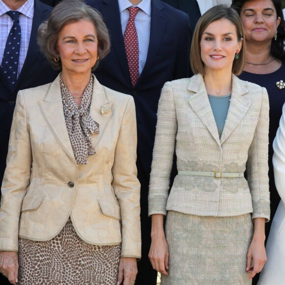 La reine Sofia d'Espagne transmettait la présidence d'honneur à Letizia d'Espagne lors d'une réunion de la Commission des moyens de communication de la Fondation contre la toxicomanie, le 29 septembre 2015 au palais de la Zarzuela.