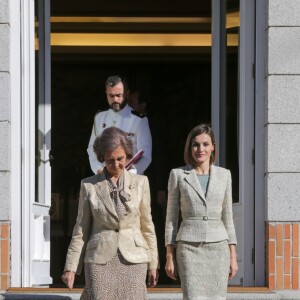 La reine Sofia d'Espagne transmettait la présidence d'honneur à Letizia d'Espagne lors d'une réunion de la Commission des moyens de communication de la Fondation contre la toxicomanie, le 29 septembre 2015 au palais de la Zarzuela.