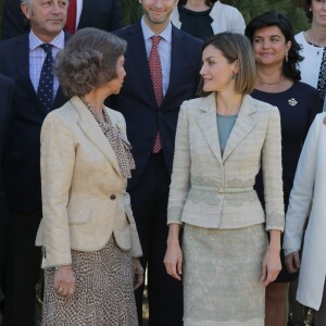 La reine Sofia d'Espagne transmettait la présidence d'honneur à Letizia d'Espagne lors d'une réunion de la Commission des moyens de communication de la Fondation contre la toxicomanie, le 29 septembre 2015 au palais de la Zarzuela.