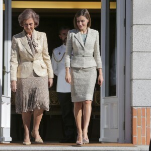 La reine Sofia d'Espagne transmettait la présidence d'honneur à Letizia d'Espagne lors d'une réunion de la Commission des moyens de communication de la Fondation contre la toxicomanie, le 29 septembre 2015 au palais de la Zarzuela.