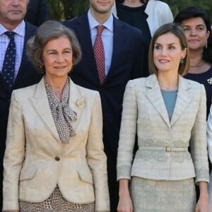 La reine Sofia d'Espagne transmettait la présidence d'honneur à Letizia d'Espagne lors d'une réunion de la Commission des moyens de communication de la Fondation contre la toxicomanie, le 29 septembre 2015 au palais de la Zarzuela.