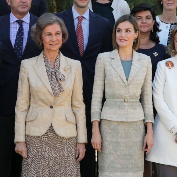 La reine Sofia d'Espagne transmettait la présidence d'honneur à Letizia d'Espagne lors d'une réunion de la Commission des moyens de communication de la Fondation contre la toxicomanie, le 29 septembre 2015 au palais de la Zarzuela.