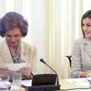 La reine Sofia d'Espagne transmettait la présidence d'honneur à Letizia d'Espagne lors d'une réunion de la Commission des moyens de communication de la Fondation contre la toxicomanie, le 29 septembre 2015 au palais de la Zarzuela.